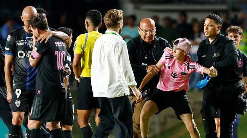 Kronologi Lengkap Insiden Lionel Messi Terjatuh Saat Pitch Invader