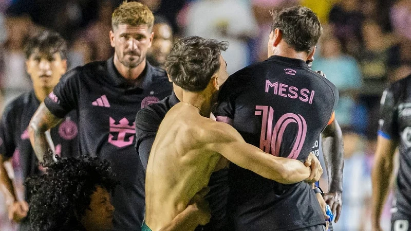 Lionel Messi Terjatuh Saat Pitch Invader Laga Inter Miami Jadi Sorotan Dunia