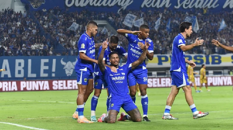 Persib Bandung Puncaki Klasemen Liga dan Persaingan Zona Bawah Memanas