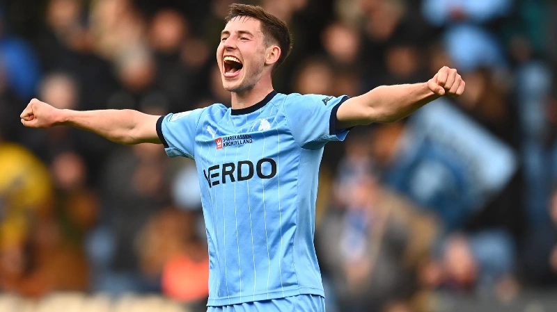 Profil Lasse Berg Johnsen Gelandang Modern Skandinavia